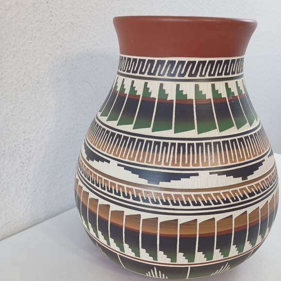Signed Travis Williams Shoshone-Navajo Pottery - Picture 4 of 11